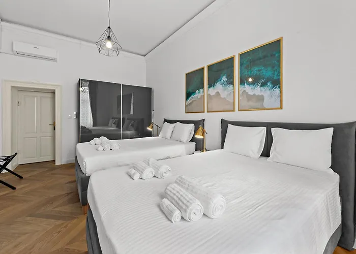 Augier - Centre - 100sqm - Free Parking Nearby Apartament
