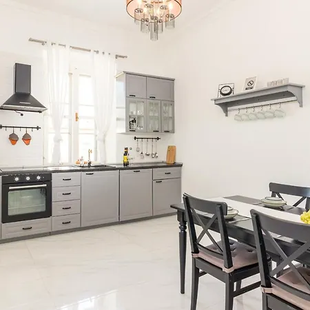 Augier - Centre - 100sqm - Free Parking Nearby *