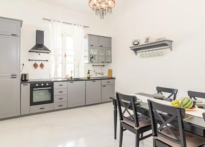 Augier - Centre - 100sqm - Free Parking Nearby *