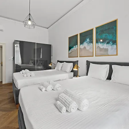 Augier - Centre - 100sqm - Free Parking Nearby Apartment